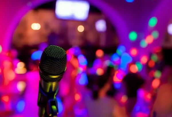 Tổng hợp 25 bài hát karaoke hay và dễ hát cho nam