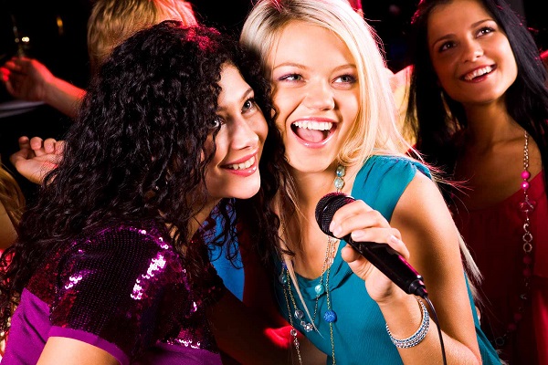 Tổng hợp 25 bài hát karaoke hay và dễ hát cho nữ
